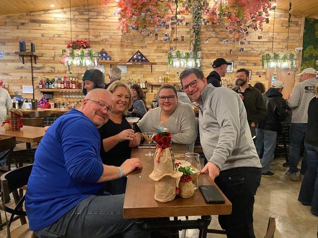 A group of people are sitting at a table in a restaurant.