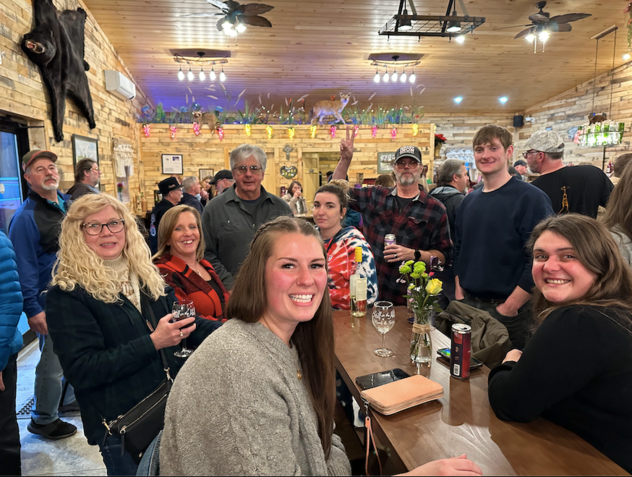 A group of people are sitting at a table in a restaurant.