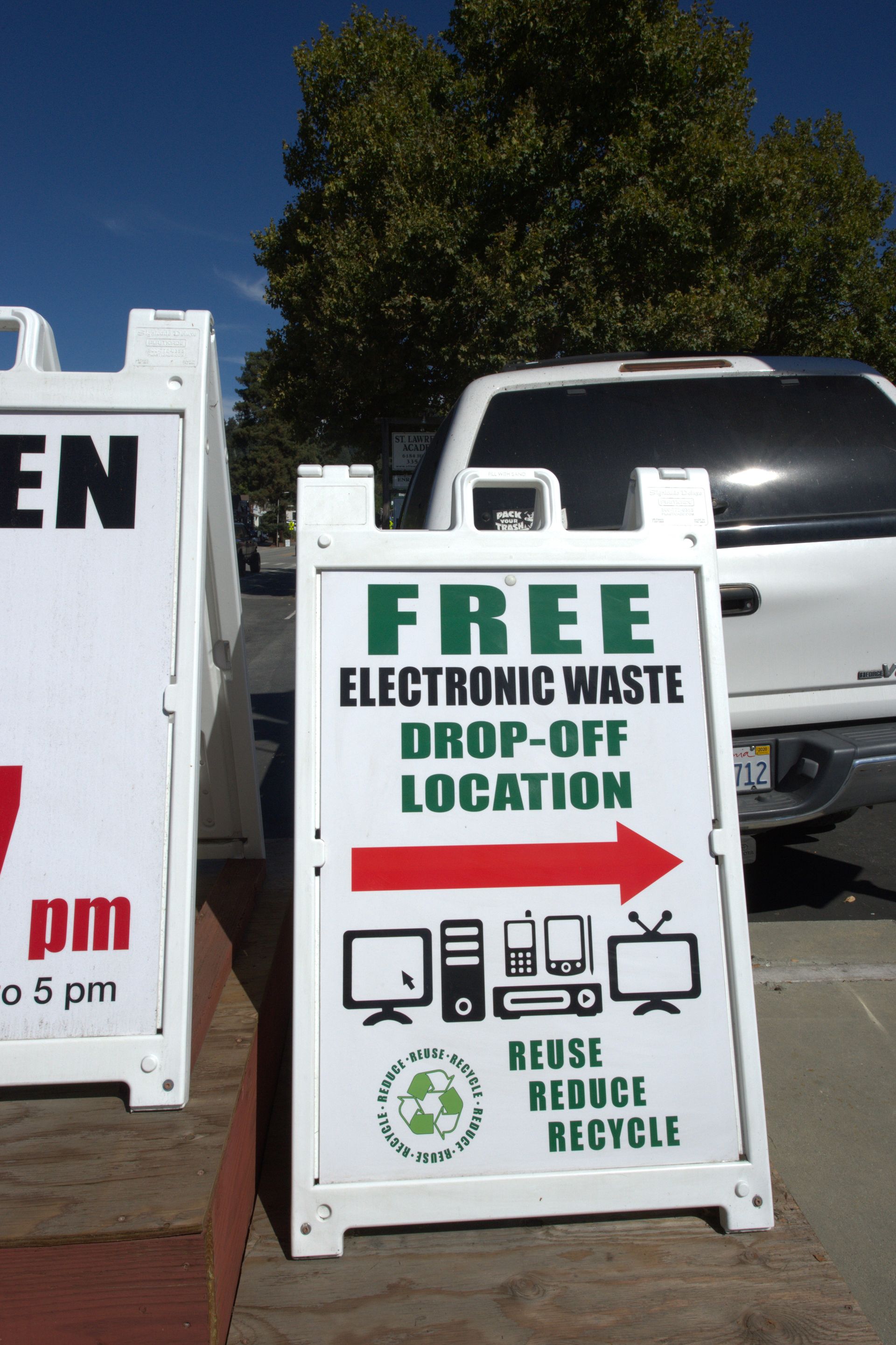 A sign that says free electronic waste drop off location