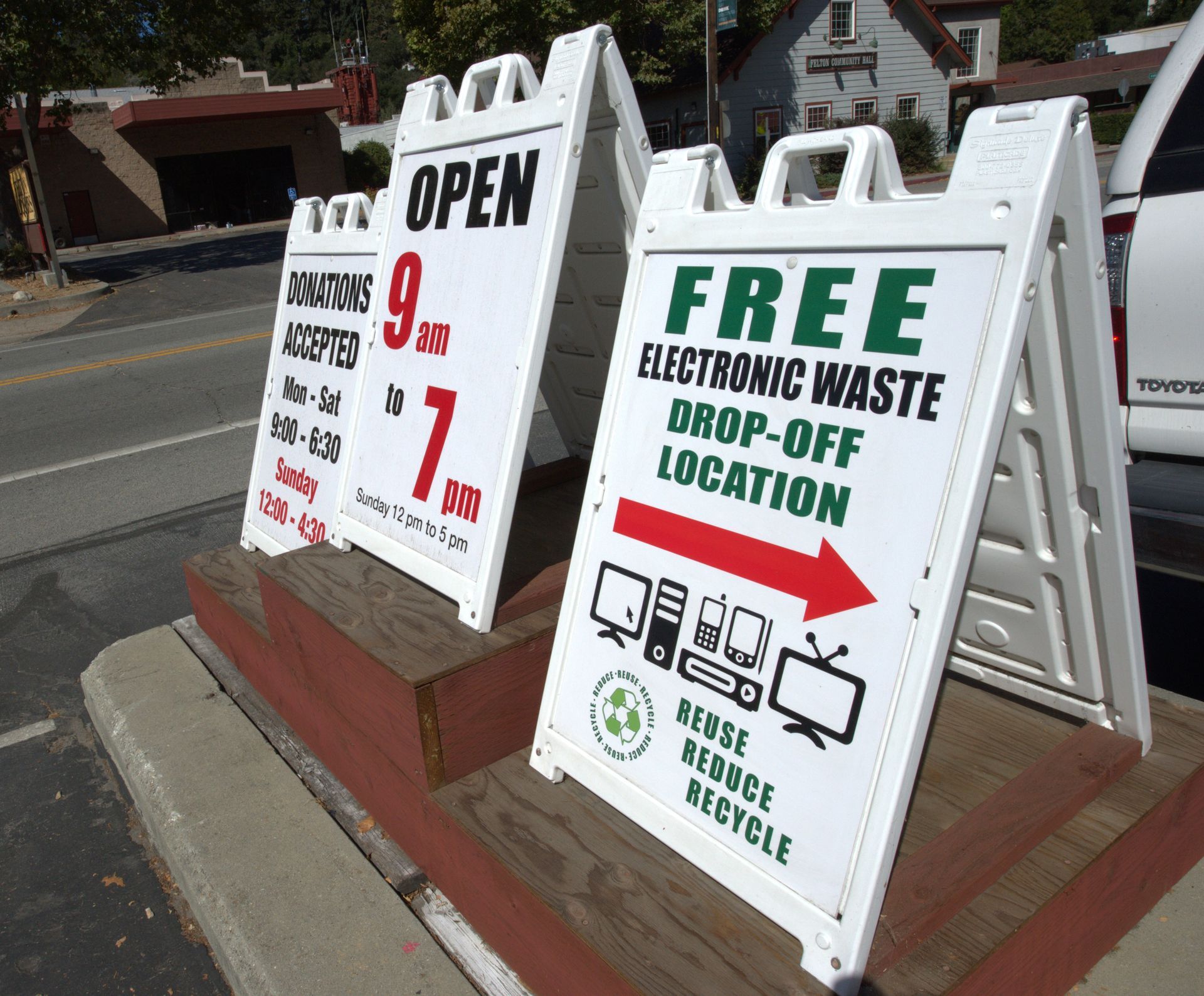 A sign for a free electronic waste drop-off location