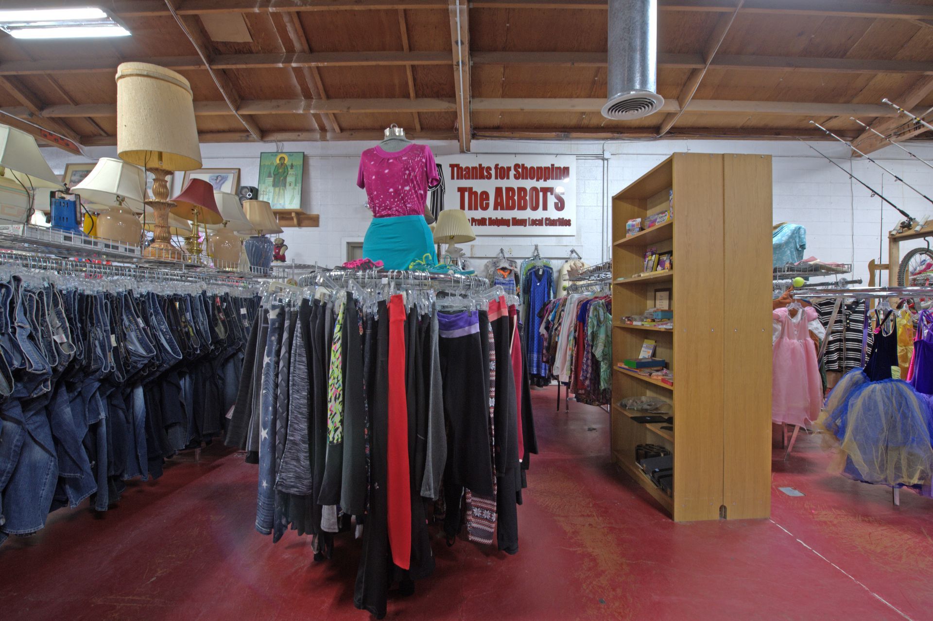 A clothing store with a sign that says the knots