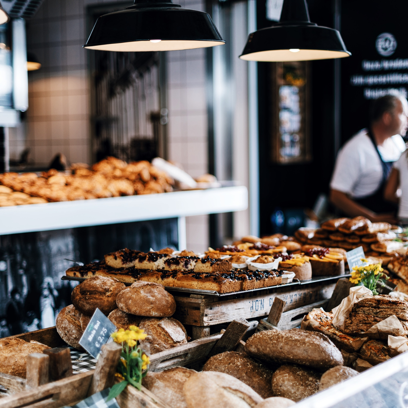 A bakery filled with lots of bread and pastries.