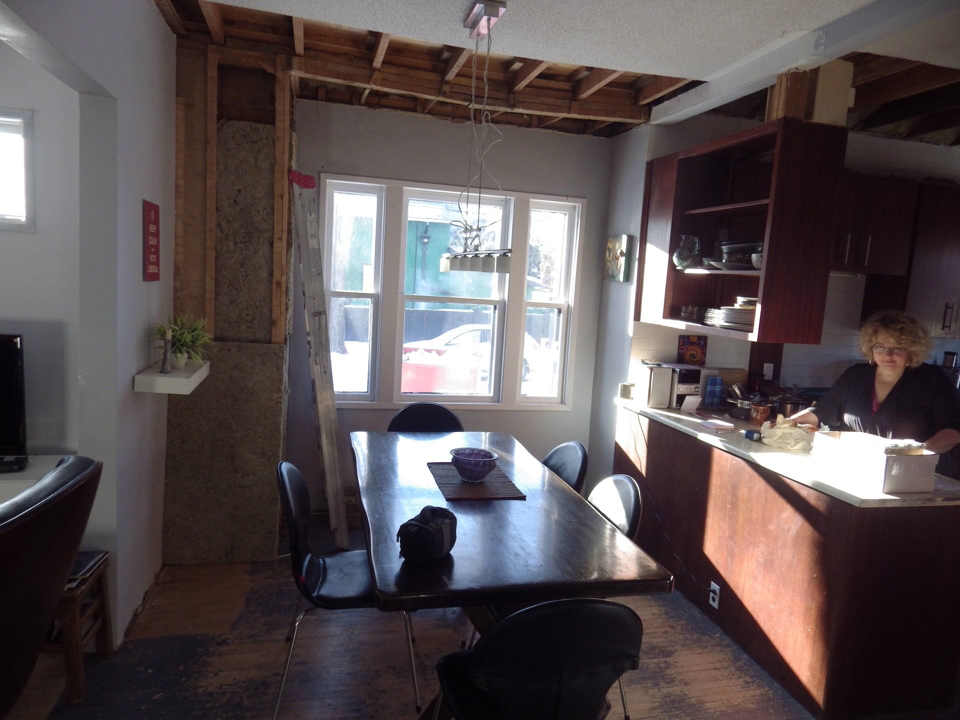 dinining room,exposed beam,lady.