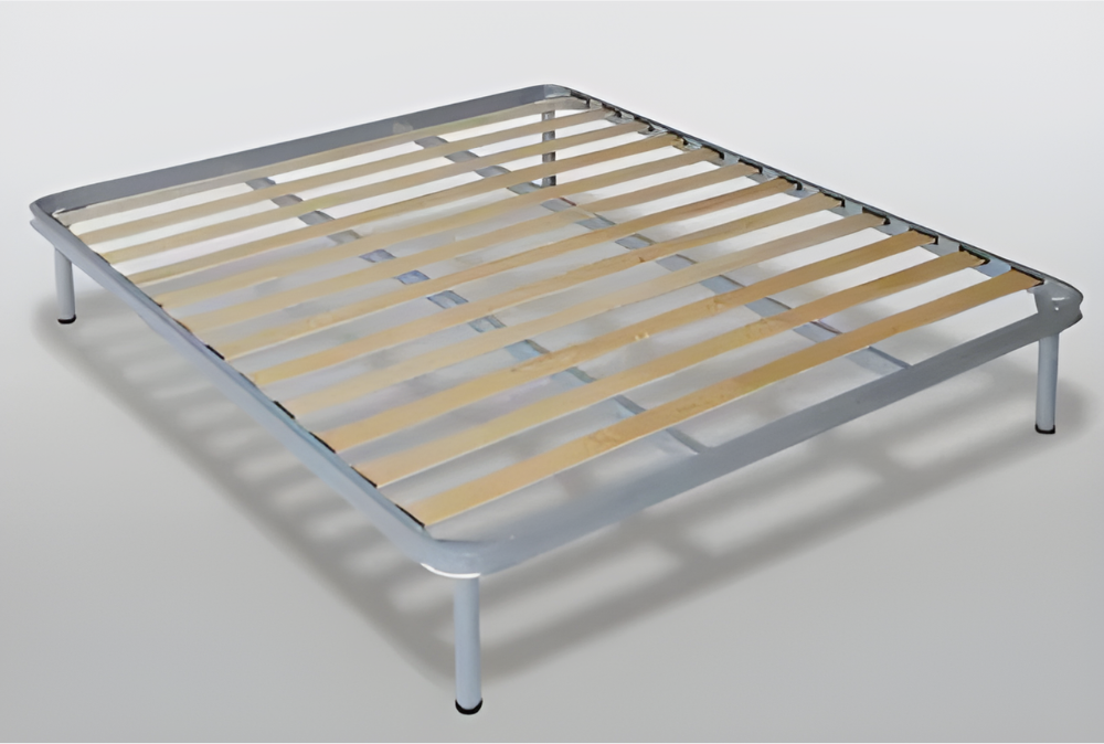 un letto con una rete in legno e un telaio in metallo .