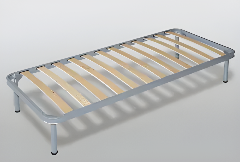 un letto con doghe in legno e un telaio in metallo .