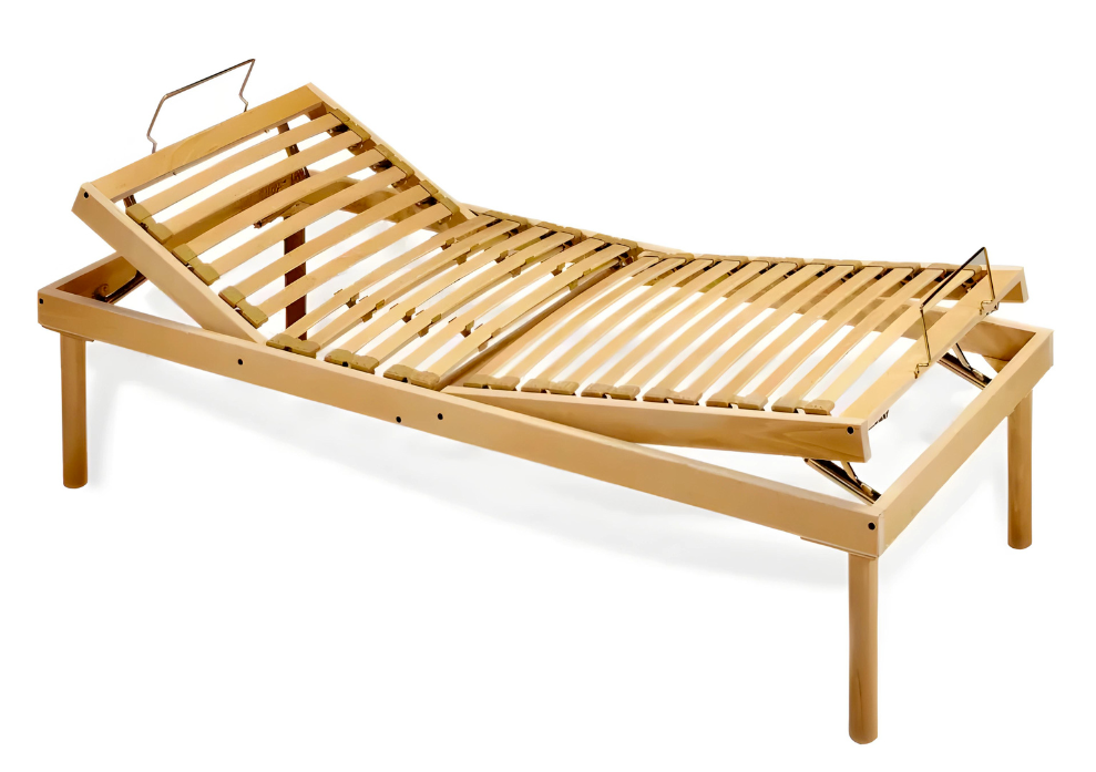 un letto in legno è seduto su un tavolo bianco .