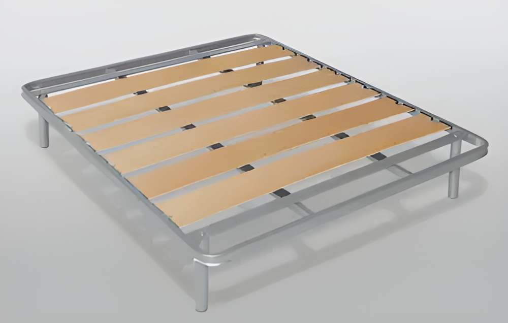 un letto con doghe in legno e struttura in metallo .