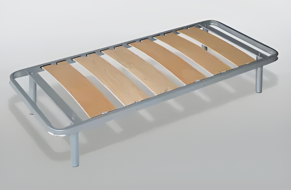 una rete a doghe in legno e metallo è seduta su un tavolo .