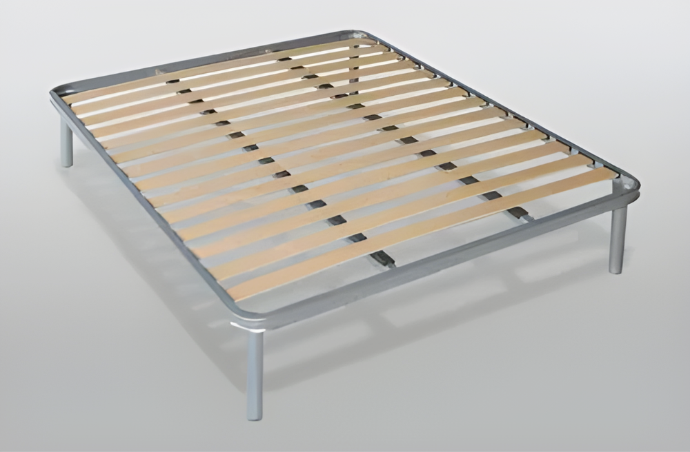 un letto con una rete in legno e un telaio in metallo .