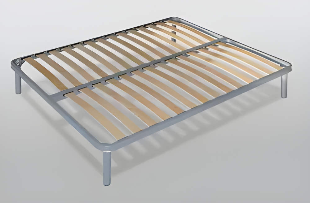 un letto con doghe in legno e una struttura in metallo .