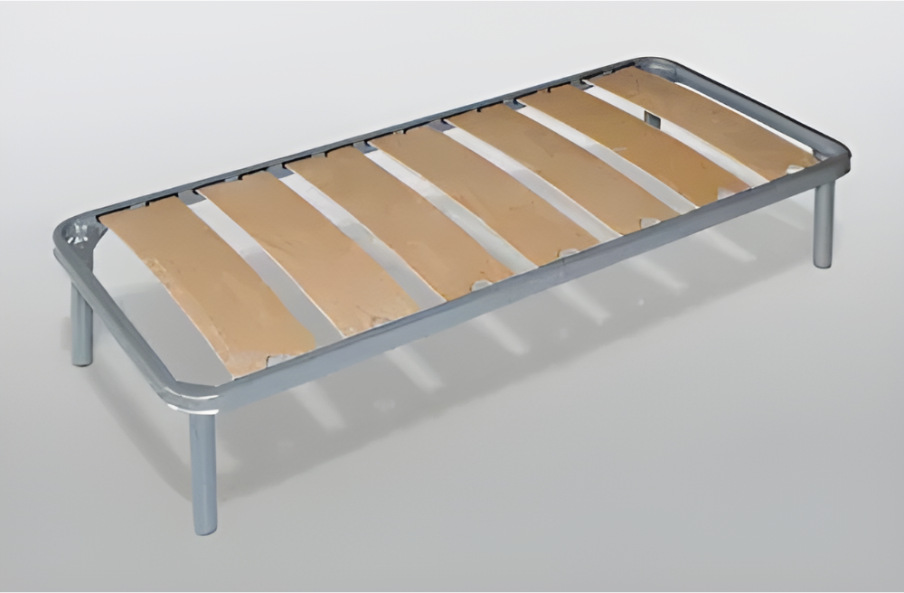 un letto con una rete in legno e un telaio in metallo .