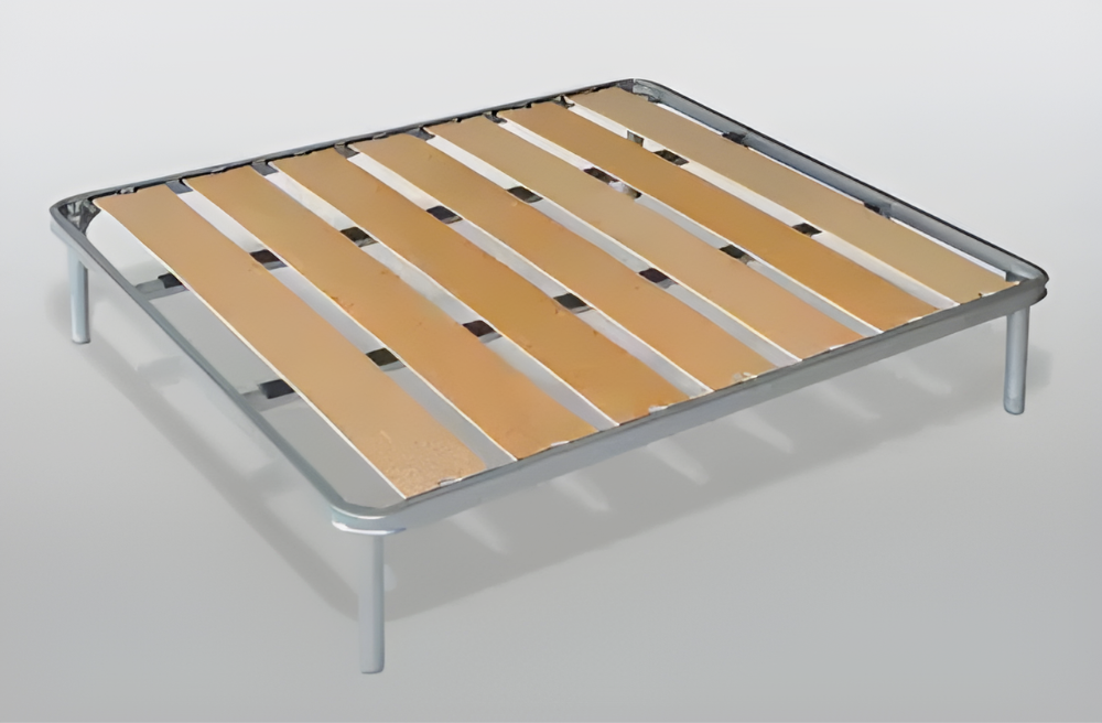 una rete a doghe in legno e metallo è seduta su un tavolo .