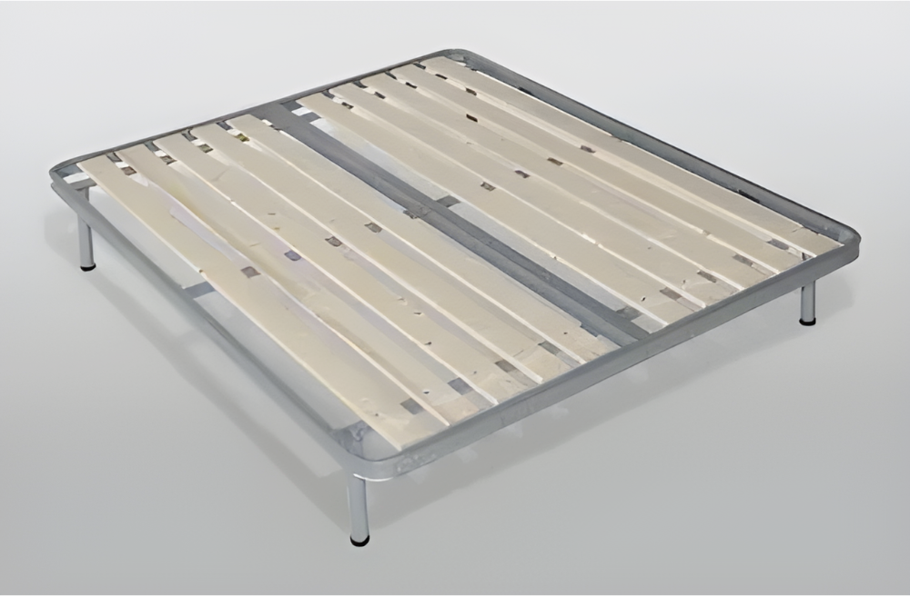 un letto con una rete in legno e un telaio in metallo .