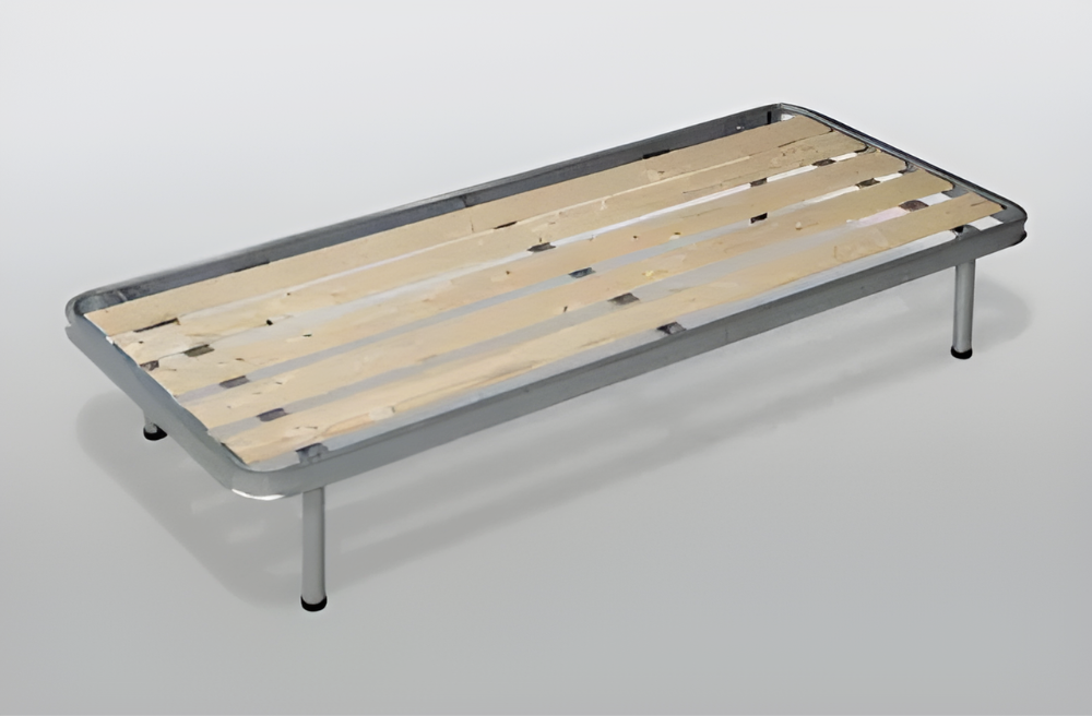 un letto con una rete in legno e un telaio in metallo è seduto su un tavolo .