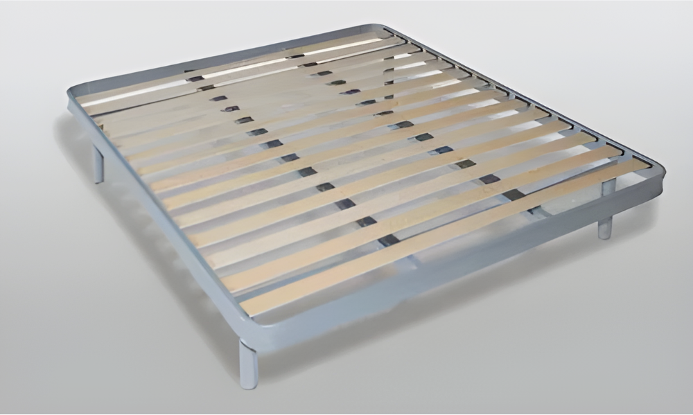 un letto con doghe in legno e una struttura in metallo .