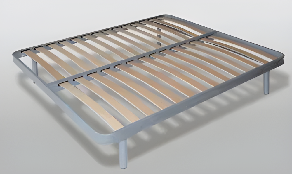 una rete a doghe in legno è seduta su un tavolo bianco .