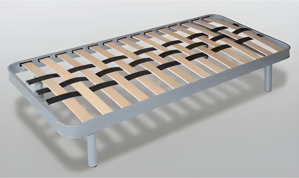 una rete a doghe in legno è seduta su un tavolo .