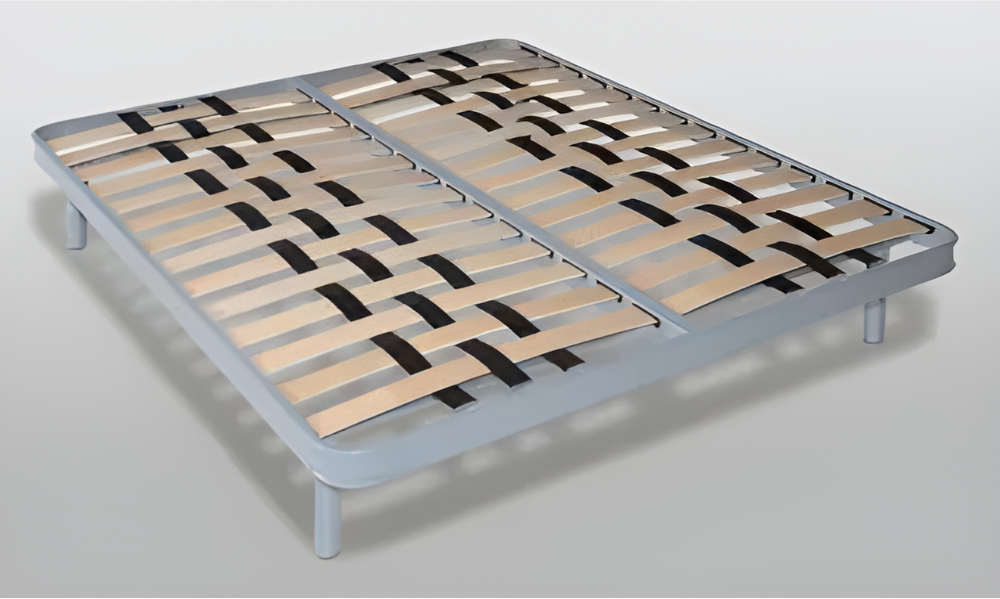 una rete a doghe in legno è seduta su un tavolo .