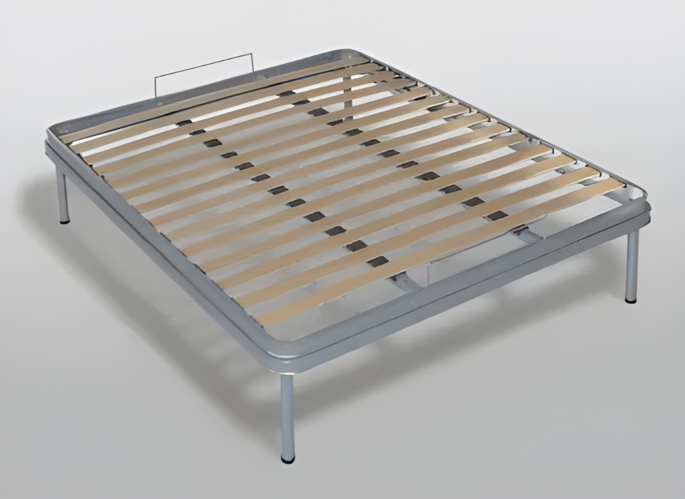 un letto con una rete in legno e un telaio in metallo .