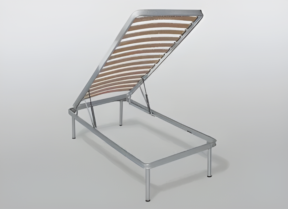 un letto con il coperchio aperto è seduto su un tavolo .