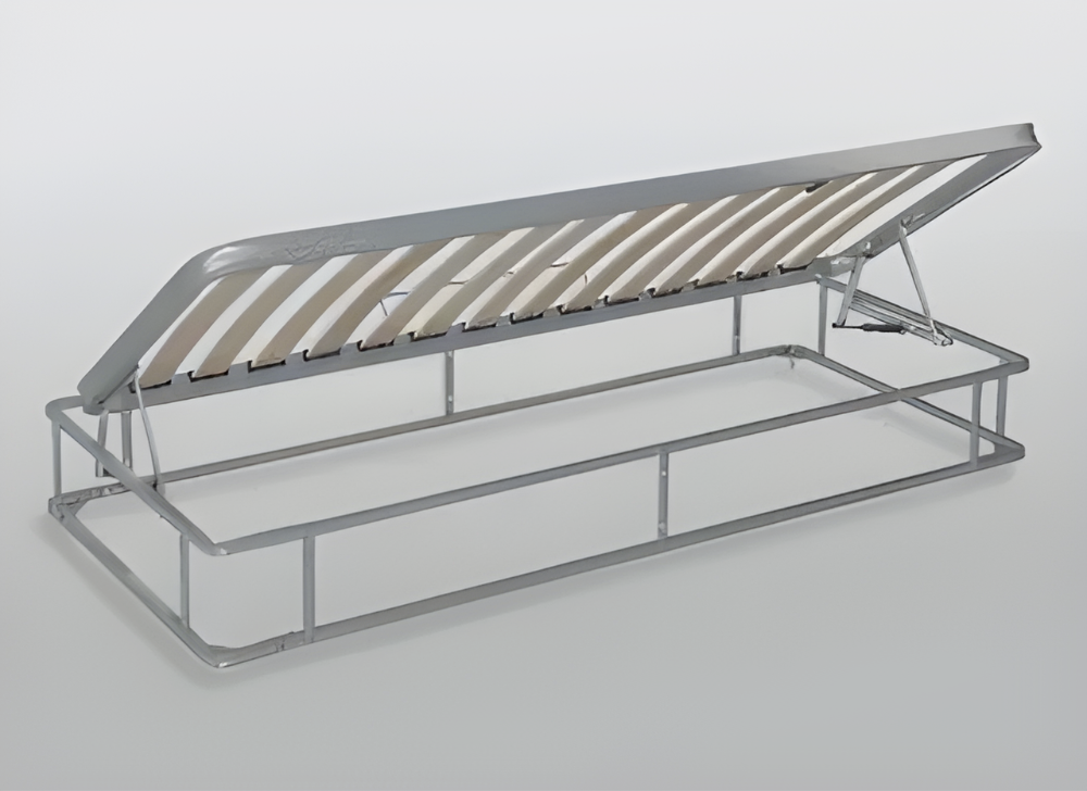 un letto con un telaio in acciaio e una rete in legno .