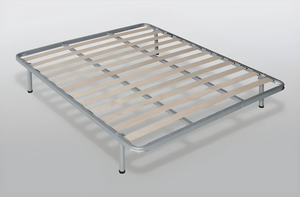 un letto con una rete in legno e un telaio in metallo .