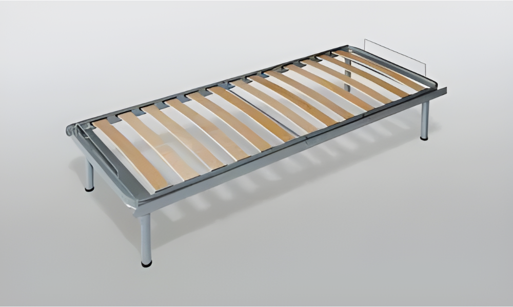 un letto con doghe in legno e un telaio in metallo .