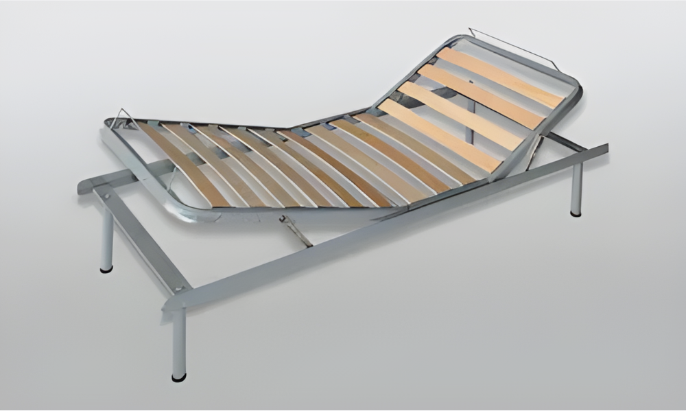 un letto con una rete in legno e un telaio in metallo .