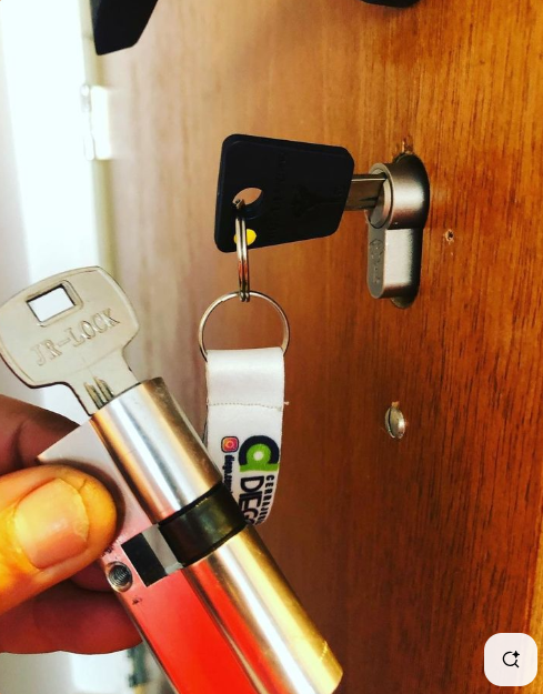 Se extrae la llave y el cilindro de la cerradura de una puerta de madera. Hay una llave puesta en la cerradura.