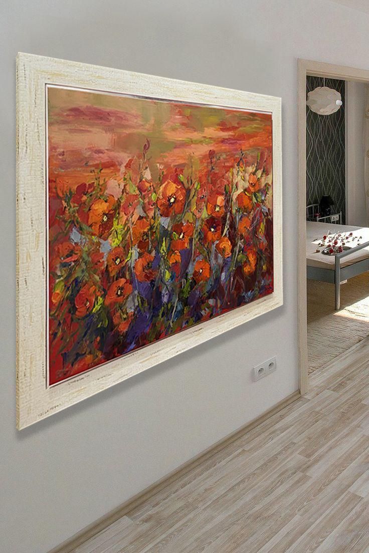 Cuadro de amapolas rojas enmarcado en blanco, colgado en una pared con un pasillo a la vista.