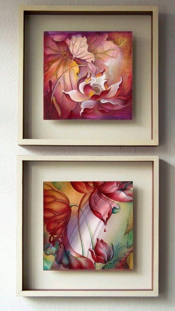 Dos cuadros enmarcados con motivos florales, flores rosas y rojas con hojas, sobre un fondo claro.