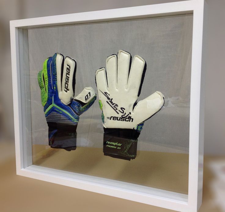 Un par de guantes de portero Reusch con marco transparente.
