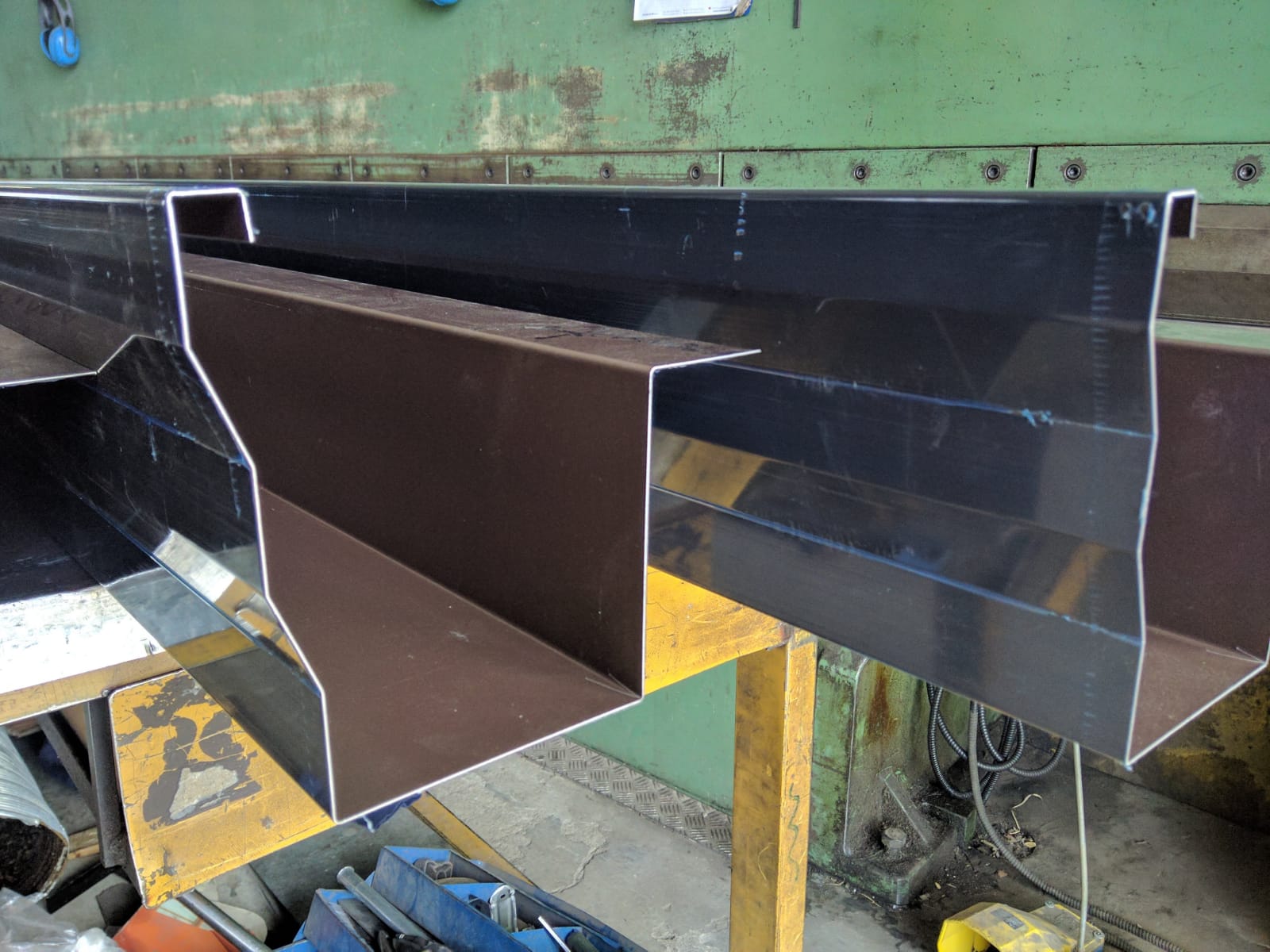 metallo piegato con una presso piegatrice