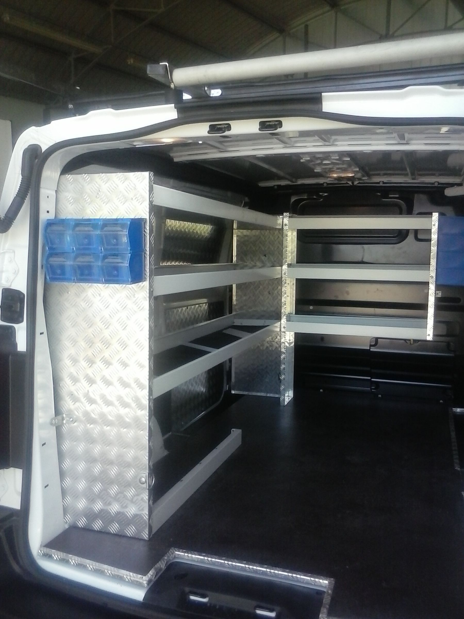 dettagli in alluminio di un veicolo commerciale