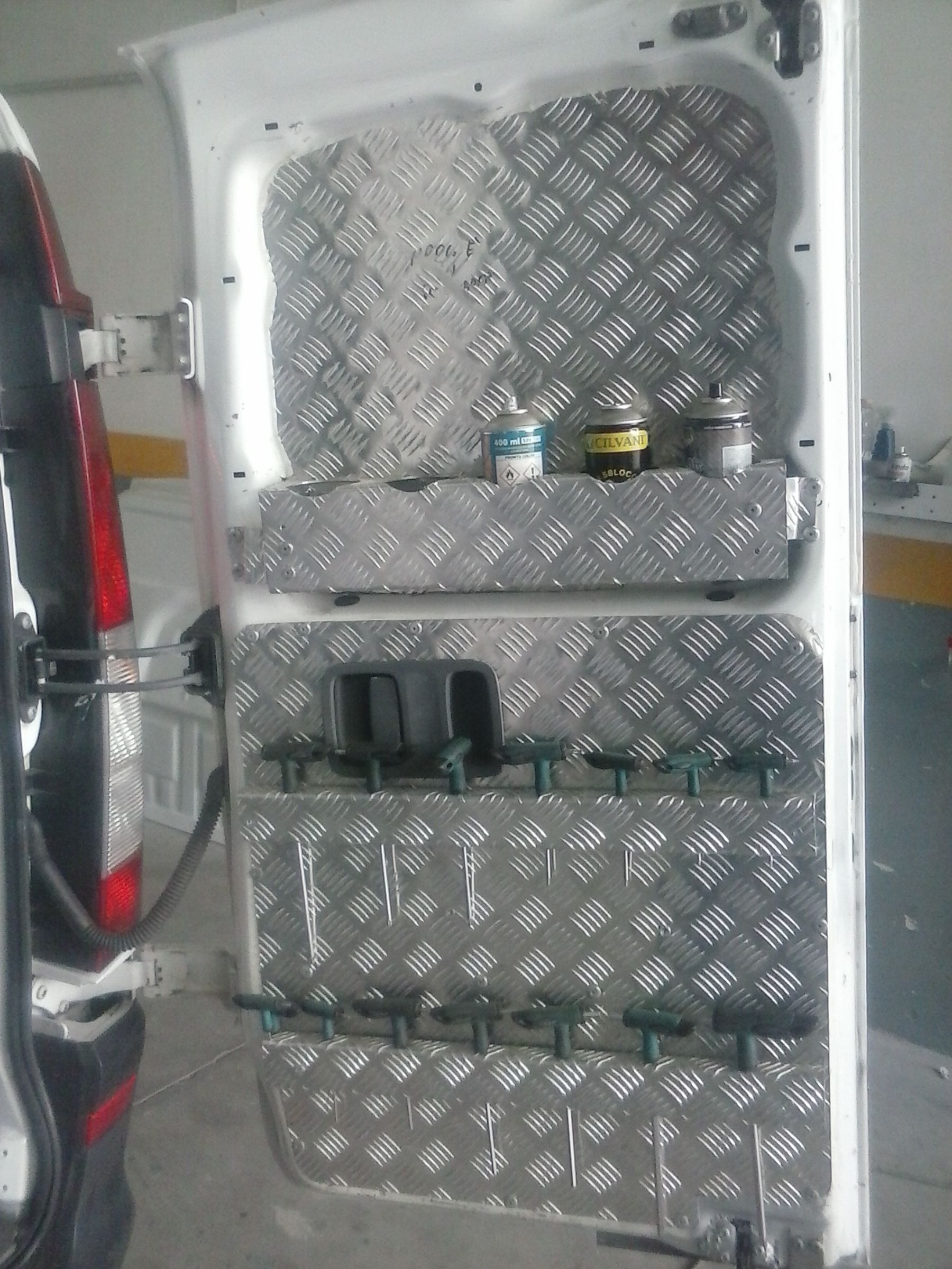 dettagli in alluminio su un veicolo commerciale