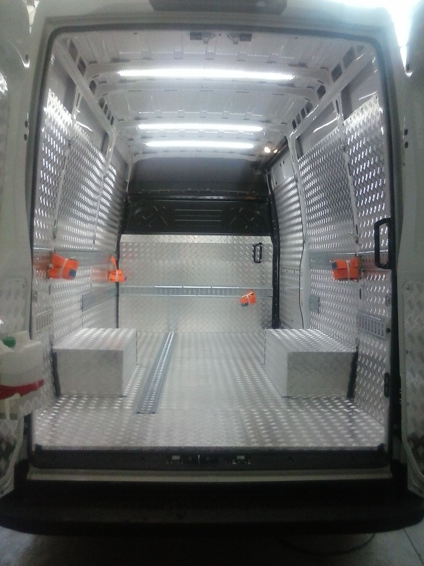interno in alluminio di un veicolo commerciale
