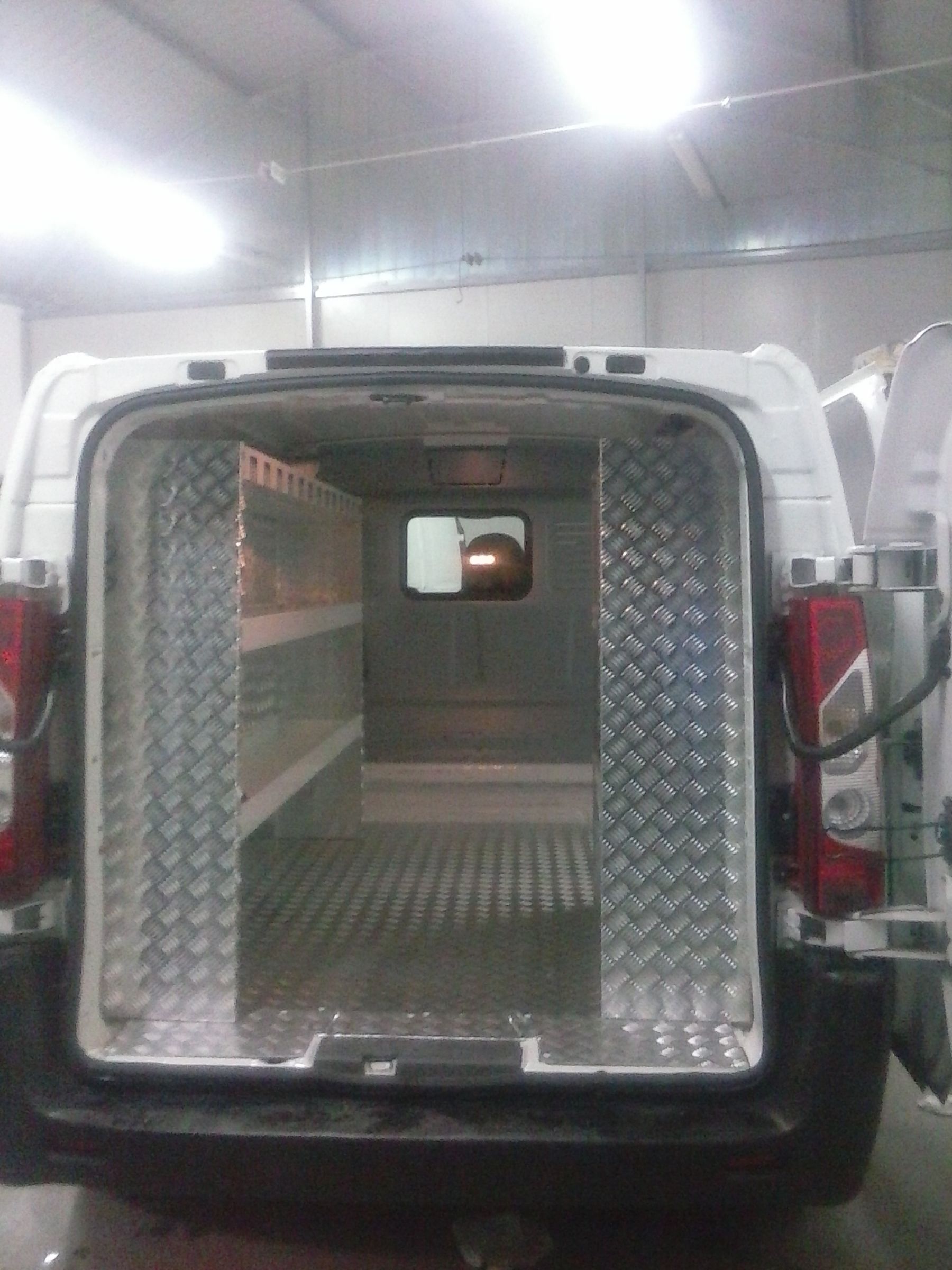 veicolo commerciale con rivestimenti in alluminio