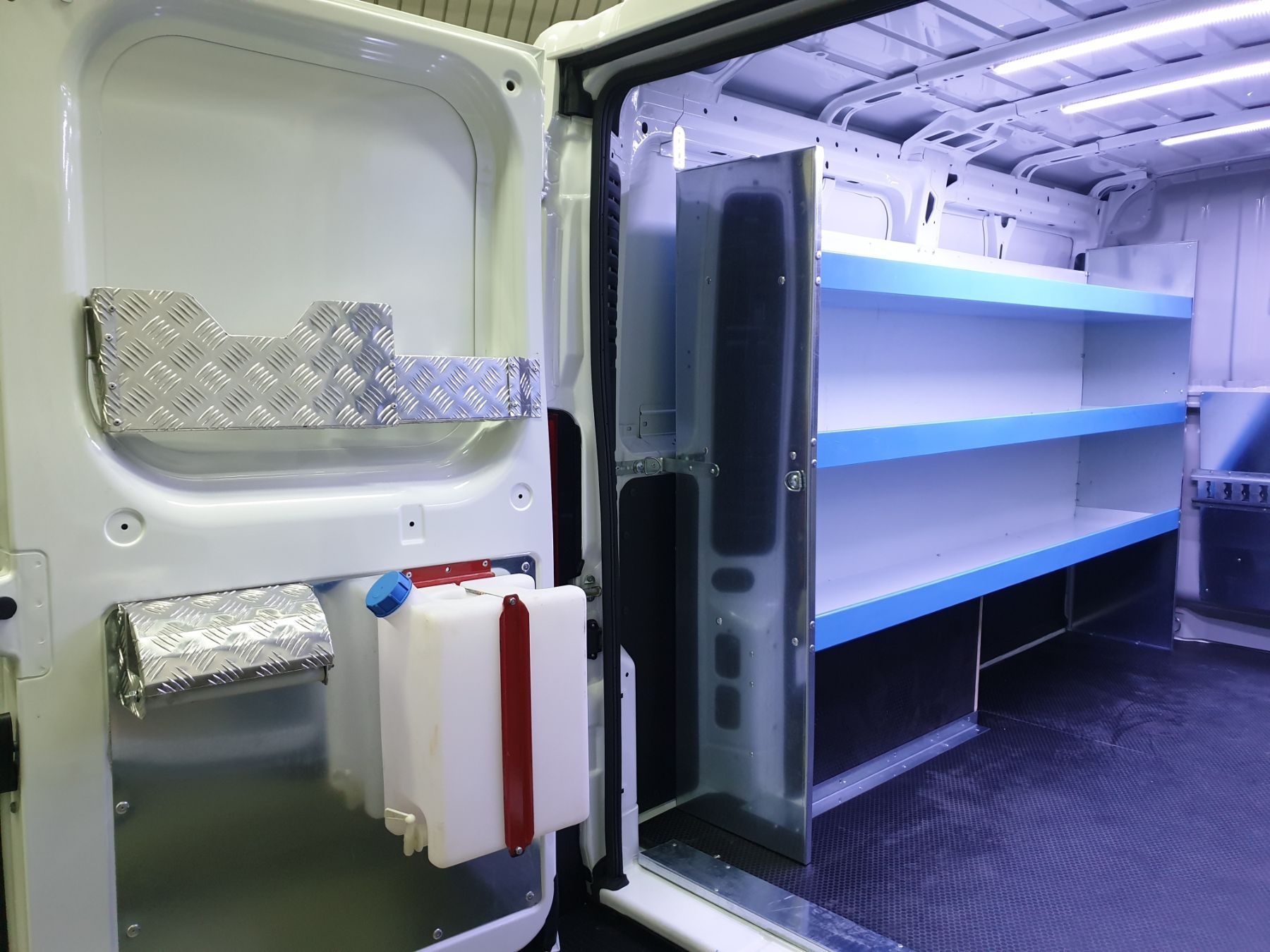 profili in alluminio per veicolo commerciale