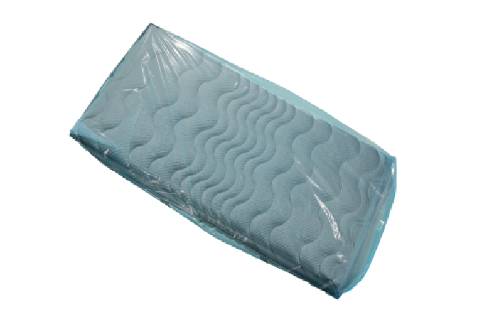 Auf einem weißen Hintergrund ist eine blaue Decke in Plastik eingewickelt.