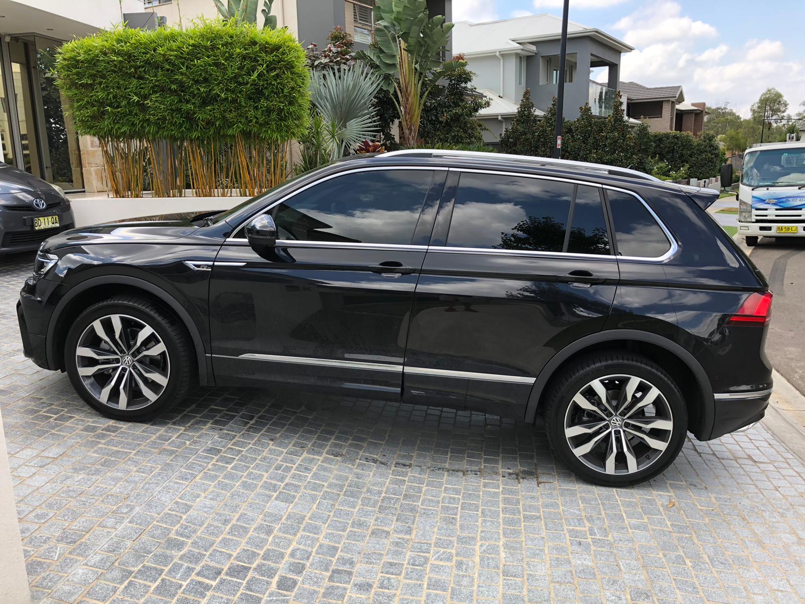 Car tint a black VW Tiguan side view
