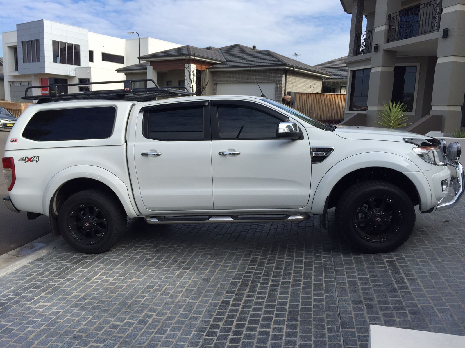 Car tint a white 4x4 side view