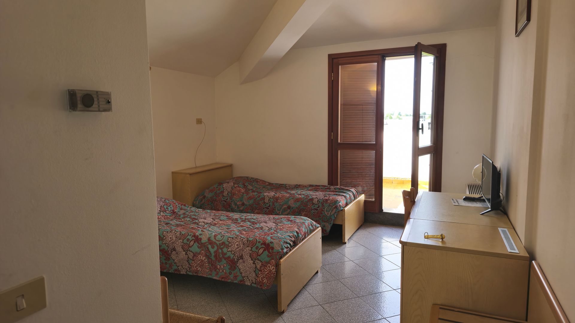 piatto a base di pesce crudo guarnito con fiori viola