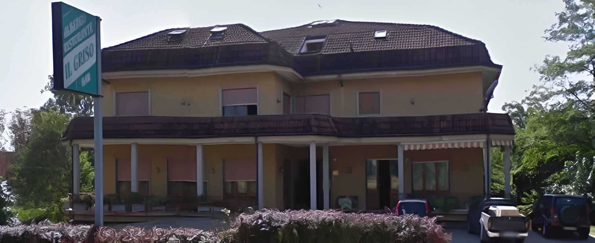 tavolo di un ristorante con arredi shabby