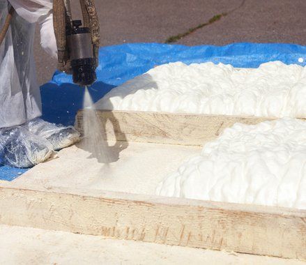 Colocación de poliuretano para impermeabilización de tejado en Moraleja, Cáceres