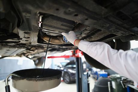 Mechanic changing the oil | Cain And Sons' Automotive