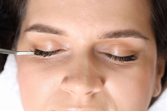 Donna con gli occhi chiusi che riceve le extension alle ciglia.