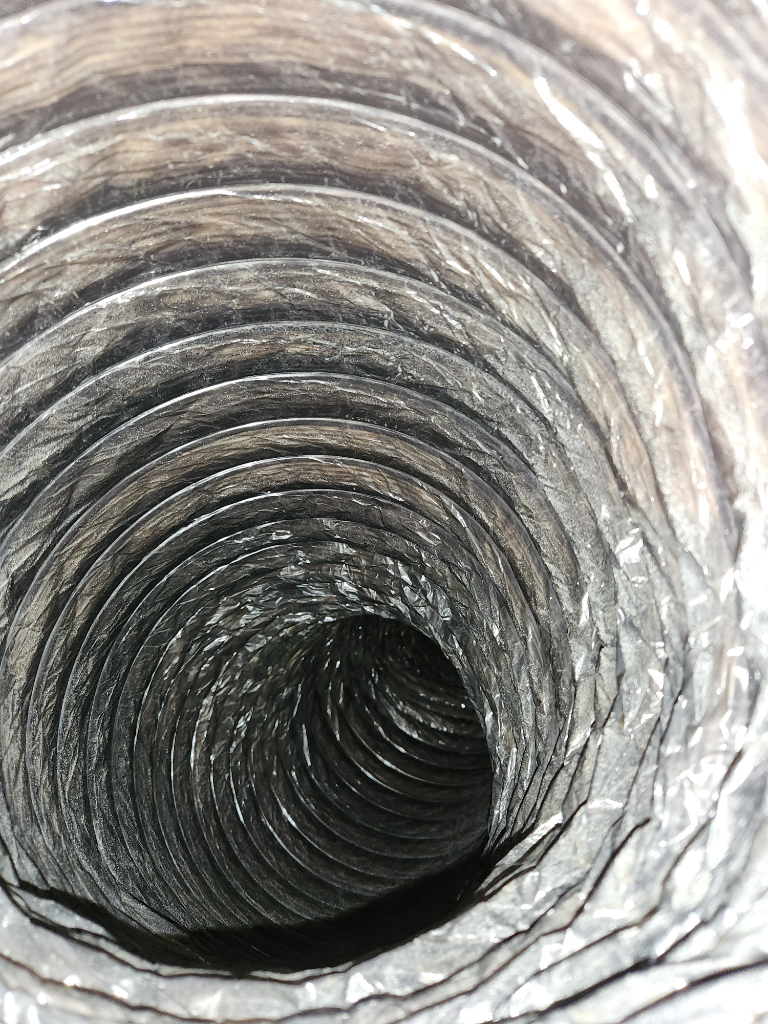 A close up of a duct with a hole in the middle.