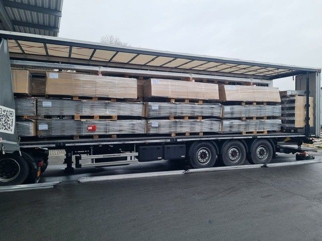 Ein LKW vollgeladen mit Aluminiumprofile.