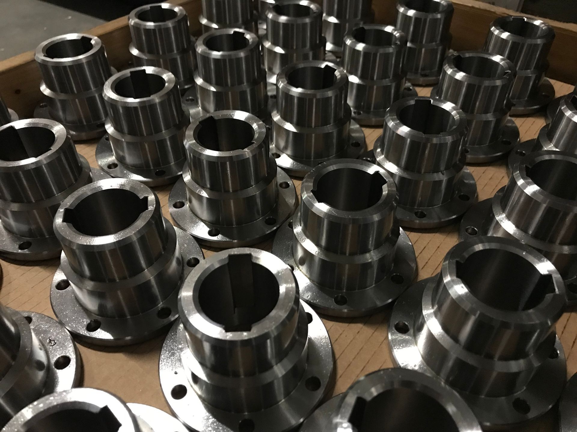 Metallene, industriell gefertigte Teile sind in einem Behälter angeordnet.