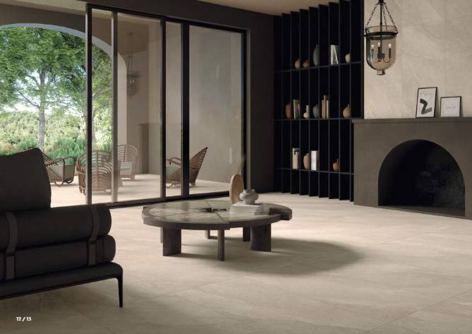 Moderna dnevna soba s črnimi policami, kaminom in drsnimi steklenimi vrati, ki vodijo na teraso.